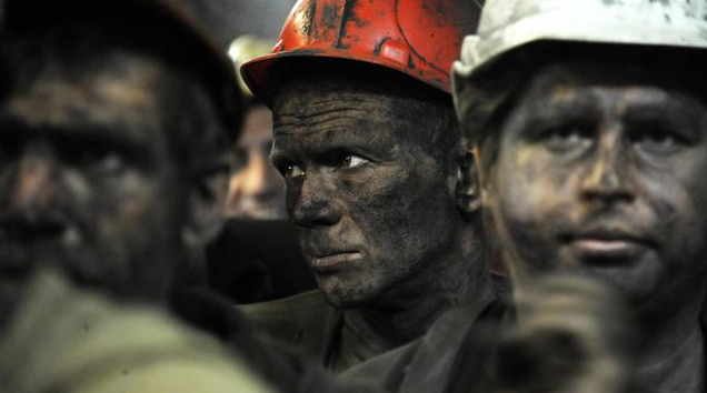 Evacuan a cerca de 500 mineros atrapados en Ucrania